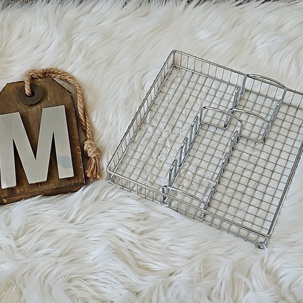 *PRICE DROP-FINAL PRICE*
Silver tone silverware organizer